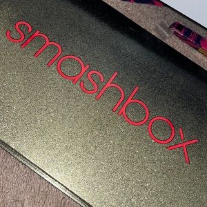 Smashbox sparkly gift box with 9 small eye shadow palettes